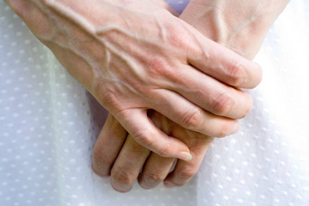 چگونه پیری پوست دست را درمان کنیم؟