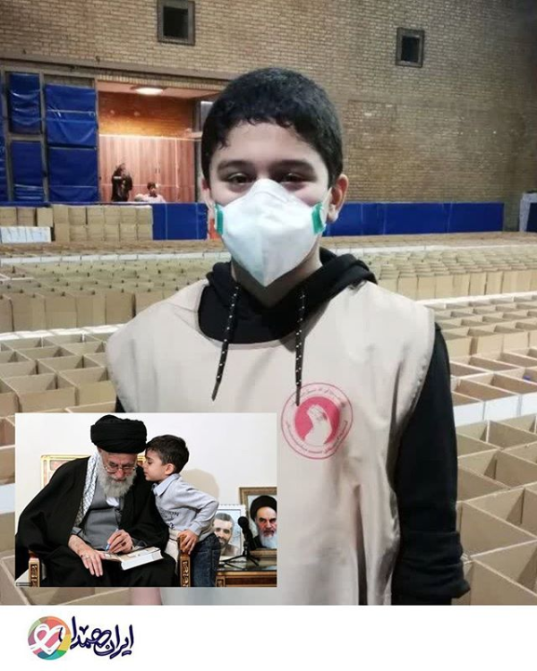 فرزند شهید احمدی روشن در حال مواسات همدلی
