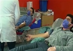عشق و همدلی میان کادر درمانی و مردم با شیوع ویروس کرونا + فیلم