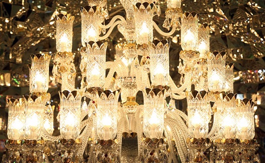 اهدای لوستر نفیس تمام کریستال به حرم حضرت معصومه(س) +تصاویر