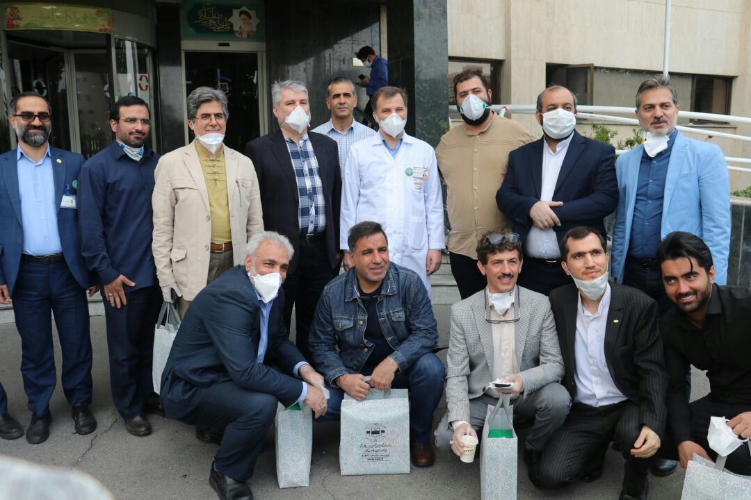 تجلیل جمعی از هنرمندان بسیجی از کادر درمان بیمارستان بقیه‌الله الاعظم (عج)