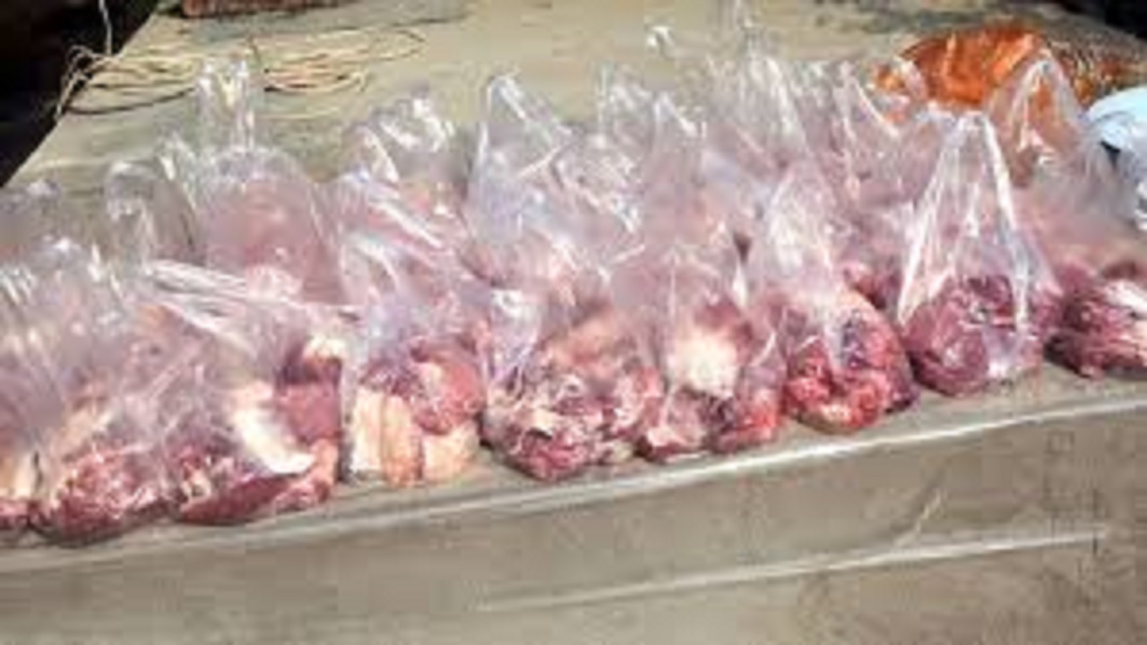 پخش گوشت قربانی دربین نیازمندان روستای سعادتلو شهرستان هشترود