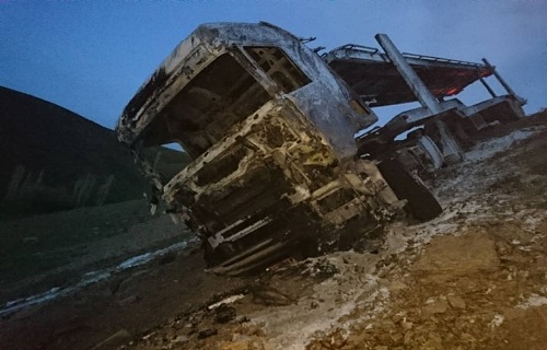 یک دستگاه تریلی بعلت واژگونی در گردنه تیتور دچار آتش سوزی شد