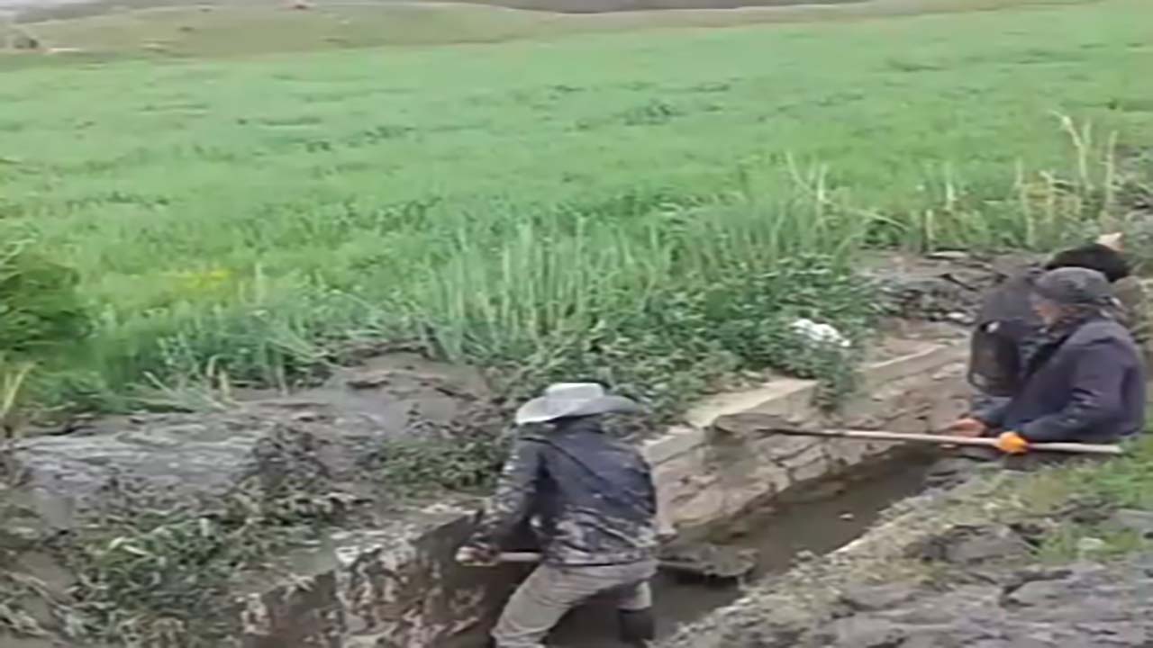 لایروبی نهر در روستای تکه + فیلم