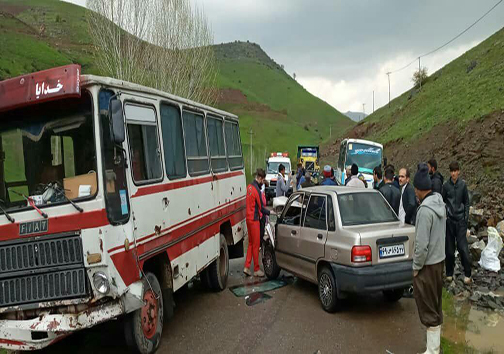 برخورد یک دستگاه پراید با مینی بوس در محور مهاباد - سردشت