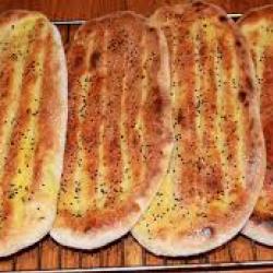 توزیع نان رایگان در بهمن آباده