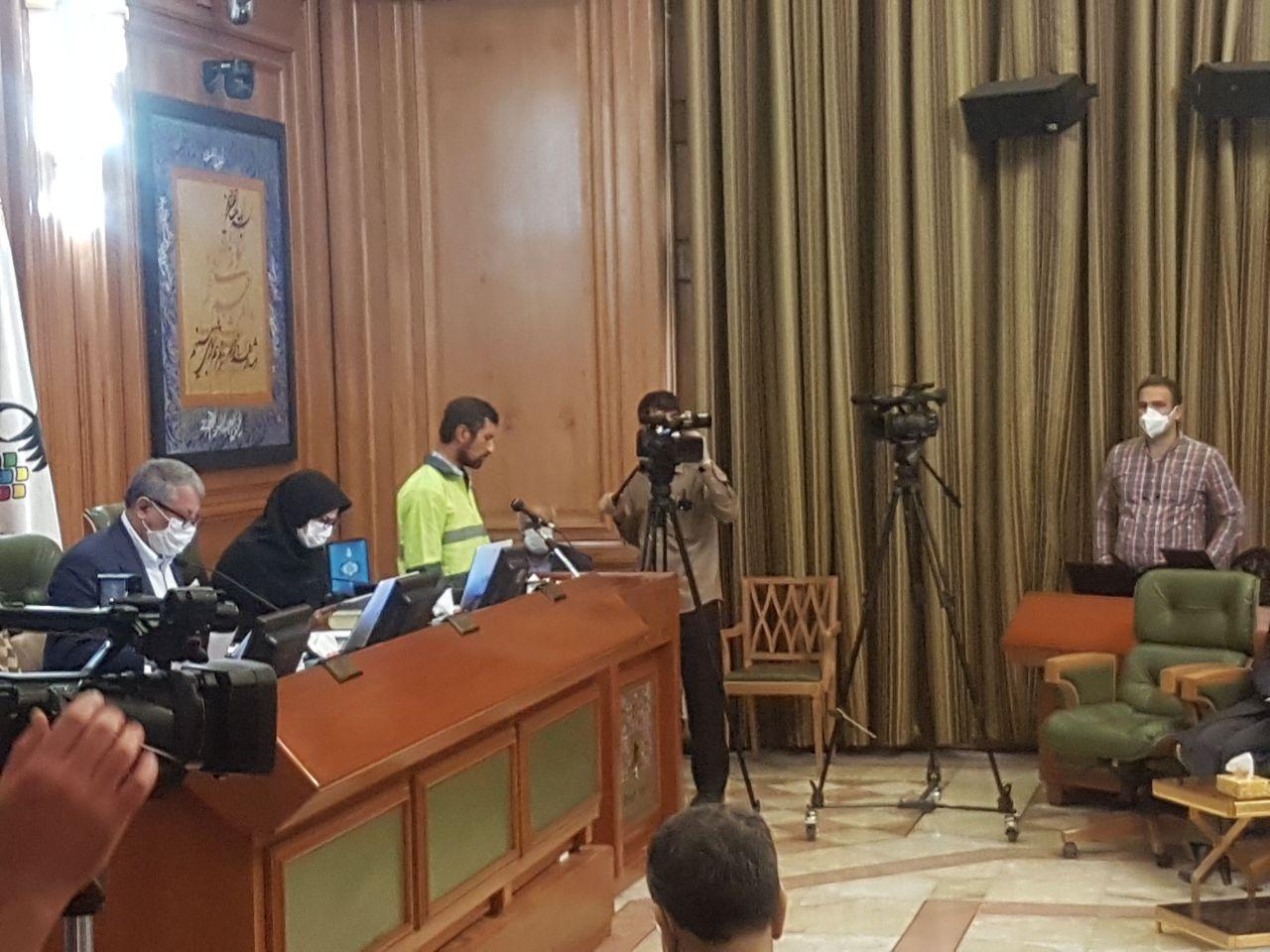 جلسه شورای شهر با تلاوت قرآن یک پاکبان شروع شد