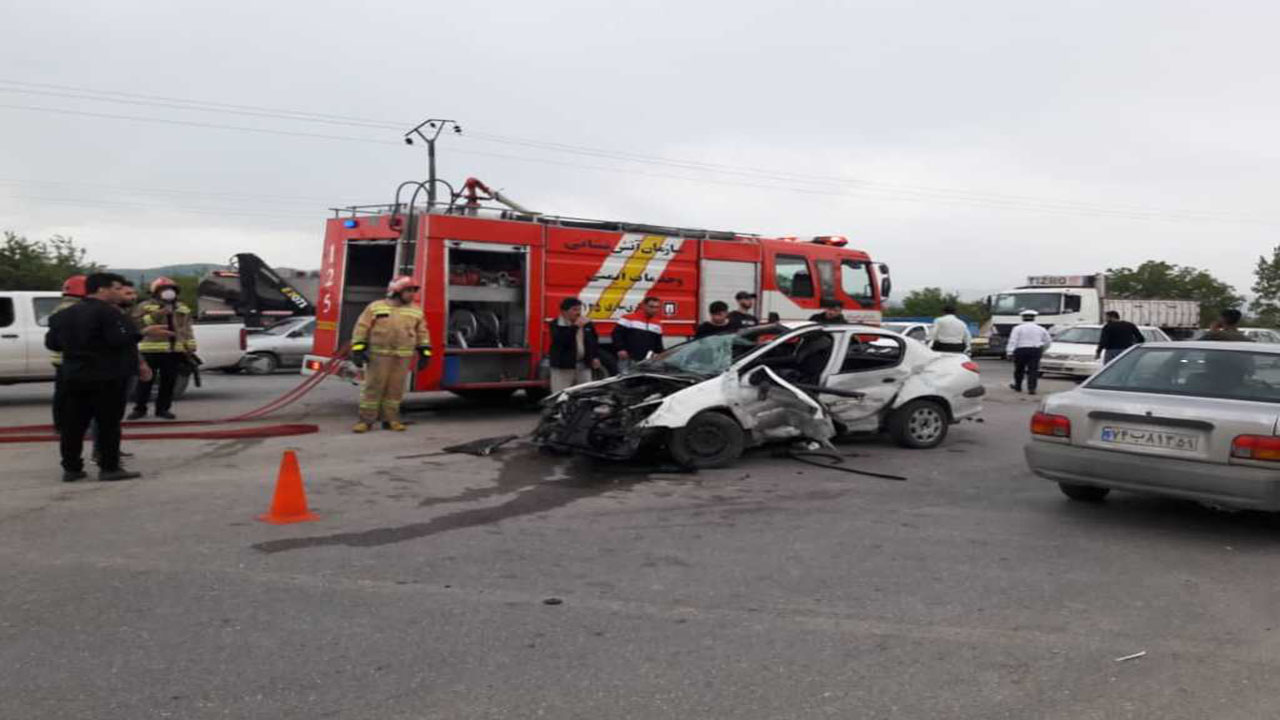 امدادرسانی آتش نشانان به حادثه تصادف در جاده کیاسر