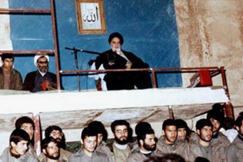دعاهایی که امام خمینی (ره) در ماه مبارک رمضان می‌خواندند + فیلم