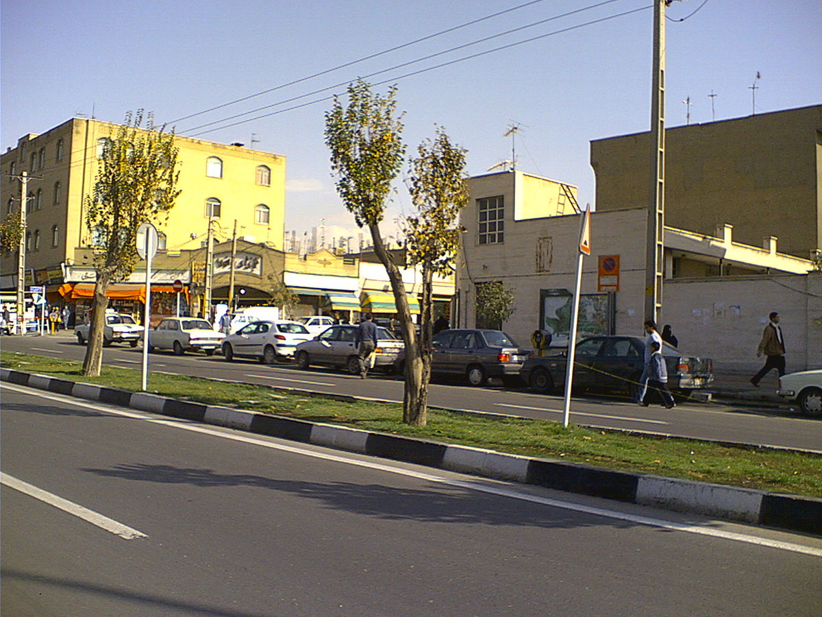 نصب چراغ‌های پایه مسجدی شیعه در بلوار‌های اصلی شهر مهران