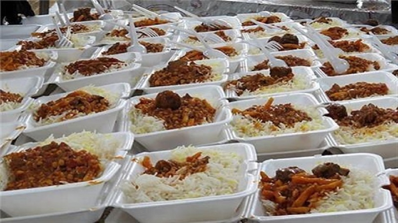 توزیع روزانه ۳۱۳ پرس غذای گرم بین نیازمندان خوسف