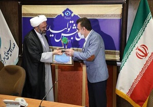 تندیس سلامت به مدیرکل صدا و سیمای قم اهدا شد
