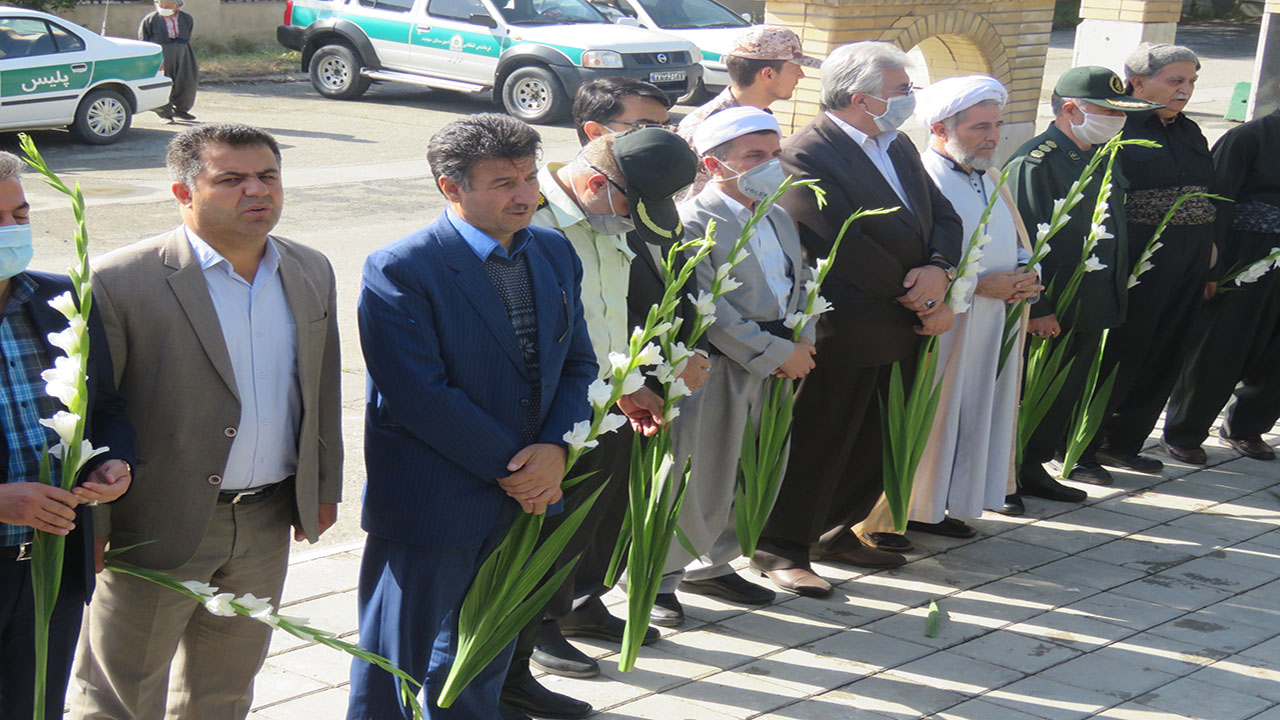 مزار شهدای مهاباد امروز غبارروبی و گلباران شد