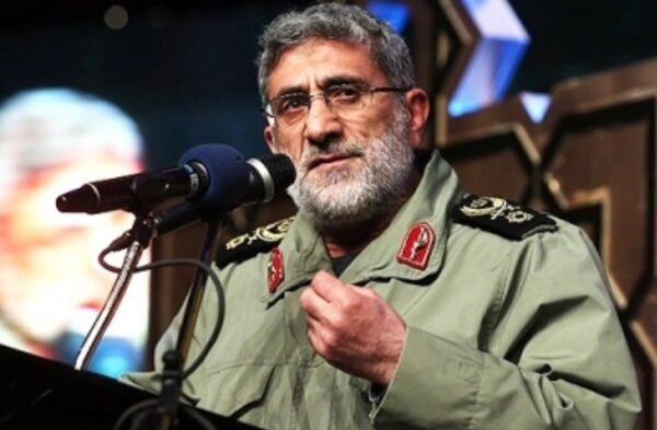 نصب پوستر سردار قاآنی در کنار شهید سلیمانی در عراق