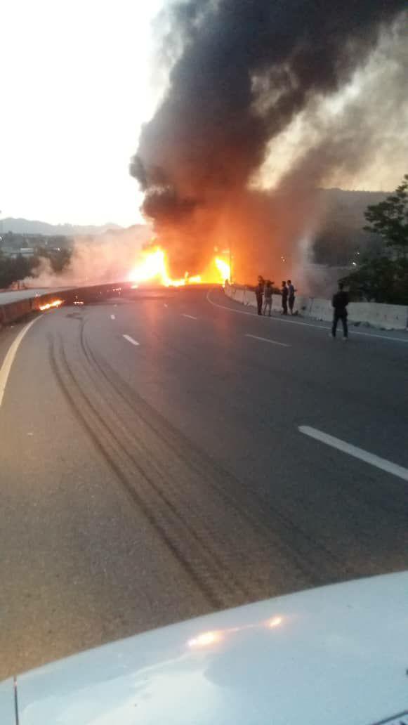 واژگونی تانکر حامل سوخت در جاجرود/ فوت یک نفر در حادثه واژگونی تانکر حامل سوخت در جاجرود/ فوت یک نفر در حادثه