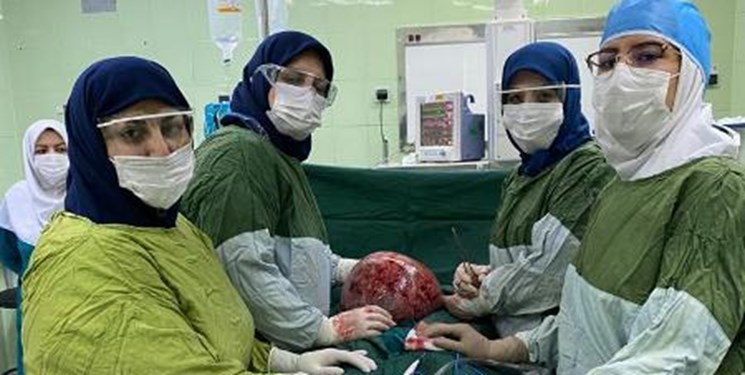 خارج کردن توده ۳۰ سانتیمتری از شکم خانم ۲۷ ساله