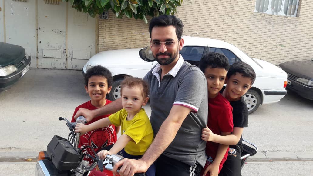 بازی وزیر ارتباطات در کوچه هاى جهرم با کودکان بازی وزیر ارتباطات در کوچه هاى جهرم با کودکان