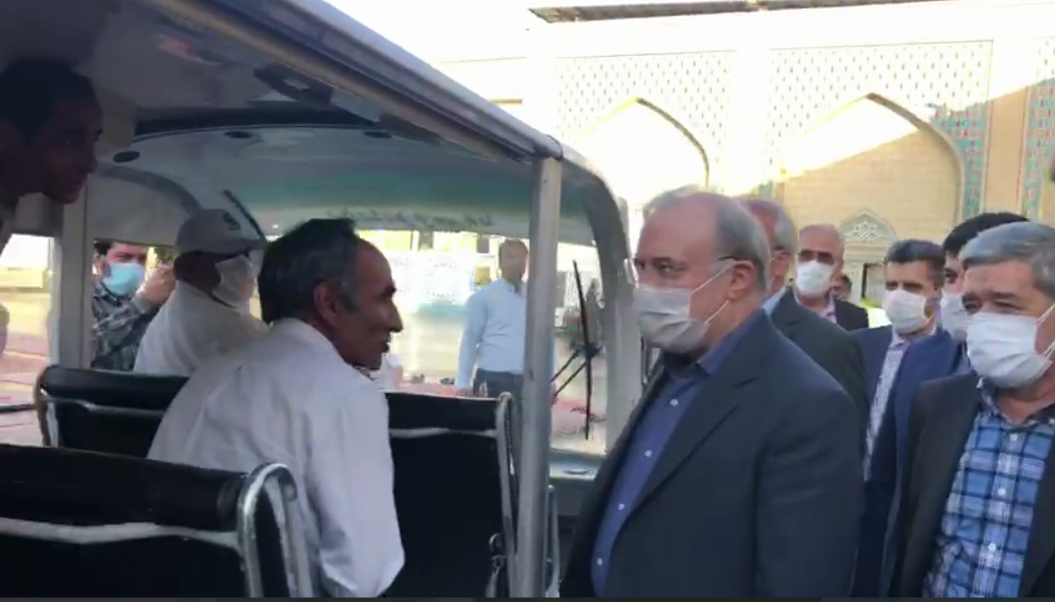 گفت و گوی خودمانی وزیر بهداشت با زائران حرم رضوی پس از بازگشایی صحن‌ها +فیلم
