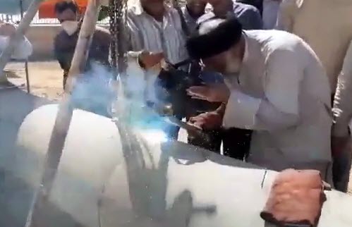 جوشکاری خط لوله آب غیزانیه توسط امام جمعه اهواز