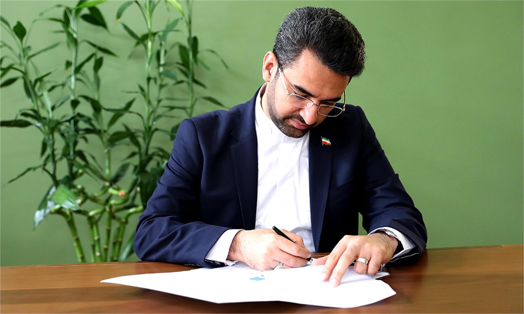 آذری جهرمی ارتحال «آیت‌الله محجوب جهرمی» را تسلیت گفت