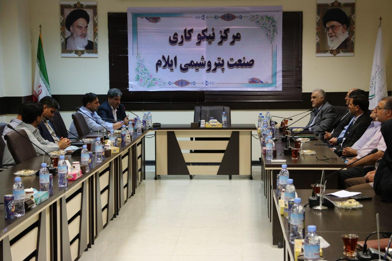 همکاری کارکنان پتروشیمی ایلام با کمیته امداد در کمک به نیازمندان