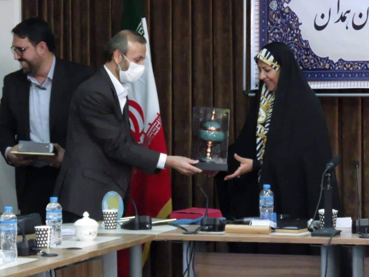 نشان طلایی جایزه ادبی اوراسیا در دستان نویسنده همدانی