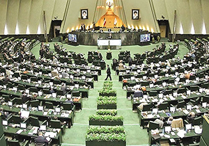 نشستن بر صندلی سبز بهارستان به اعتبار قانونی که برای نمایندگان لازم الاجراست + فیلم