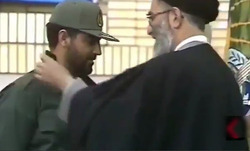 فیلم منتشر نشده از مراسم اعطای درجه سرتیپی به شهید سلیمانی توسط رهبر انقلاب