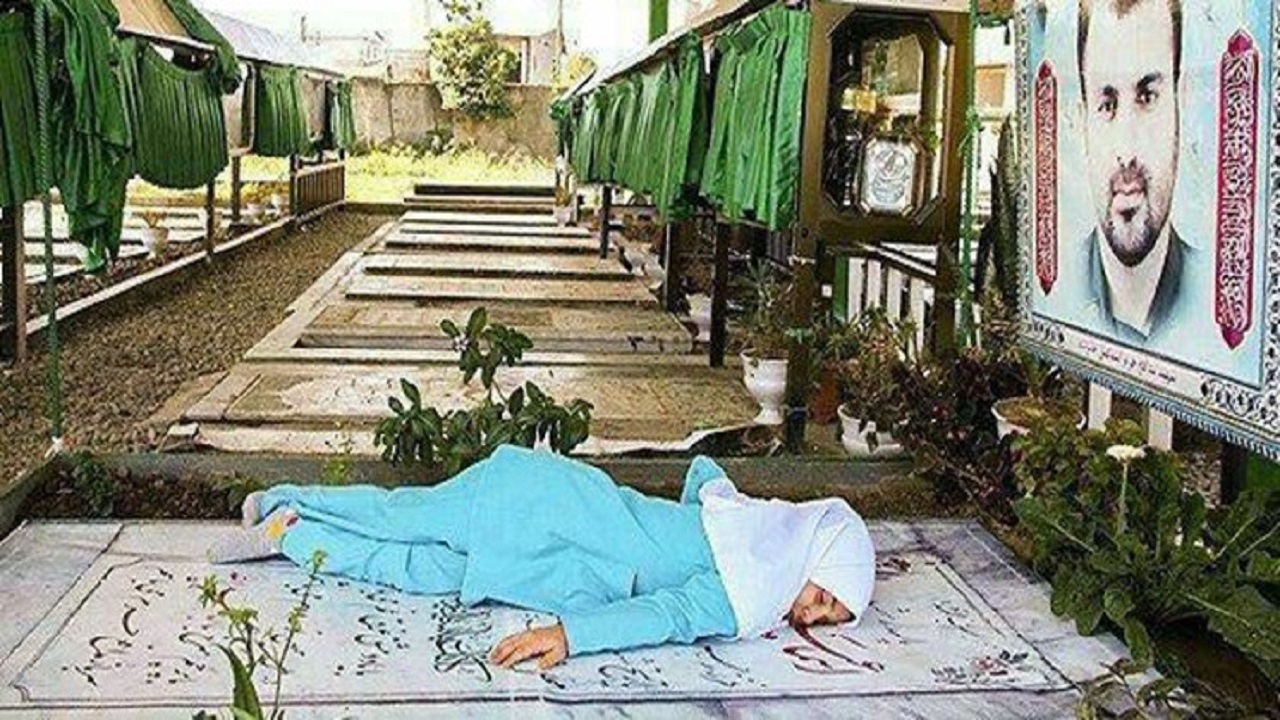گفت‌وگو با مادر دختری خردسال که عکسش خبرساز شد/ از هدیه رهبر انقلاب تا دیدار با حاج قاسم + تصاویر