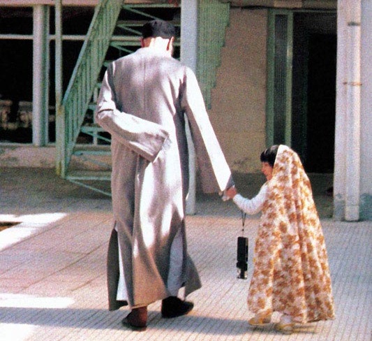 امام خمینی(ره)در بیان محافظ قمی اش/از خاطره اولین دیدار تا امام وکیل عروس ها می&zwnj;شدند&nbsp;