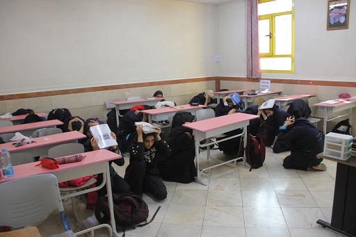 نکاتی ضروری که هنگام زلزله جانتان را نجات می دهند/ آمادگی برای وقوع زمین لرزه در خانه، محل کار و خیابان