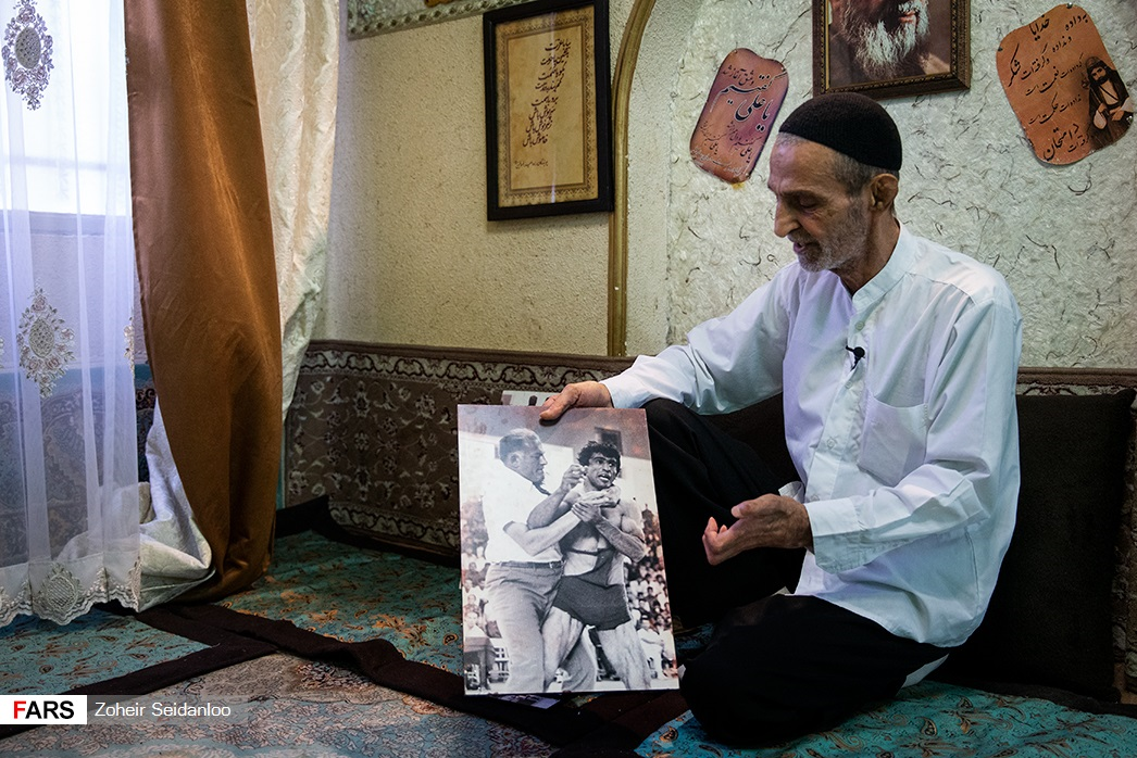 ناگفته&zwnj;های مردی که بعد از ۱۰ سال زندگی لاتی به عشق امام خمینی در برابر خودش انقلاب کرد! + تصاویر