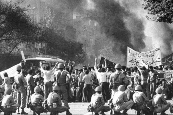 ناگفته&zwnj;های شاهدان عینی از قیام ۱۵ خرداد ۴۲ / شهادت ۶۰ هزار نفر از مردم بی گناه به دست &laquo;استوار دیوانه&raquo;! + تصاویر