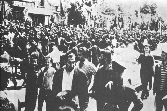 ناگفته&zwnj;های شاهدان عینی از قیام ۱۵ خرداد ۴۲ / شهادت ۶۰ هزار نفر از مردم بی گناه به دست &laquo;استوار دیوانه&raquo;! + تصاویر