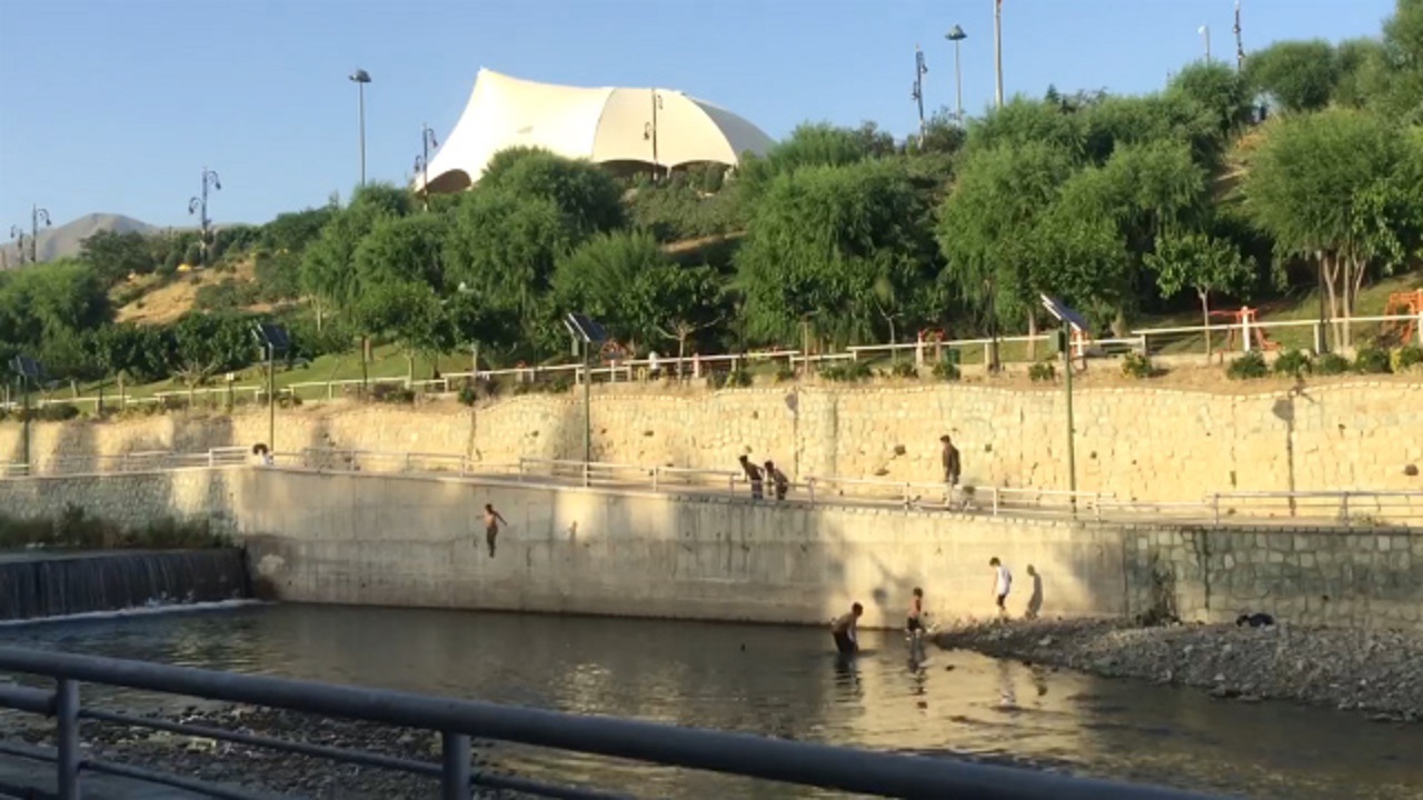 شیرجه زدن کودکان در عمق کم رودخانه جوانمرد + فیلم