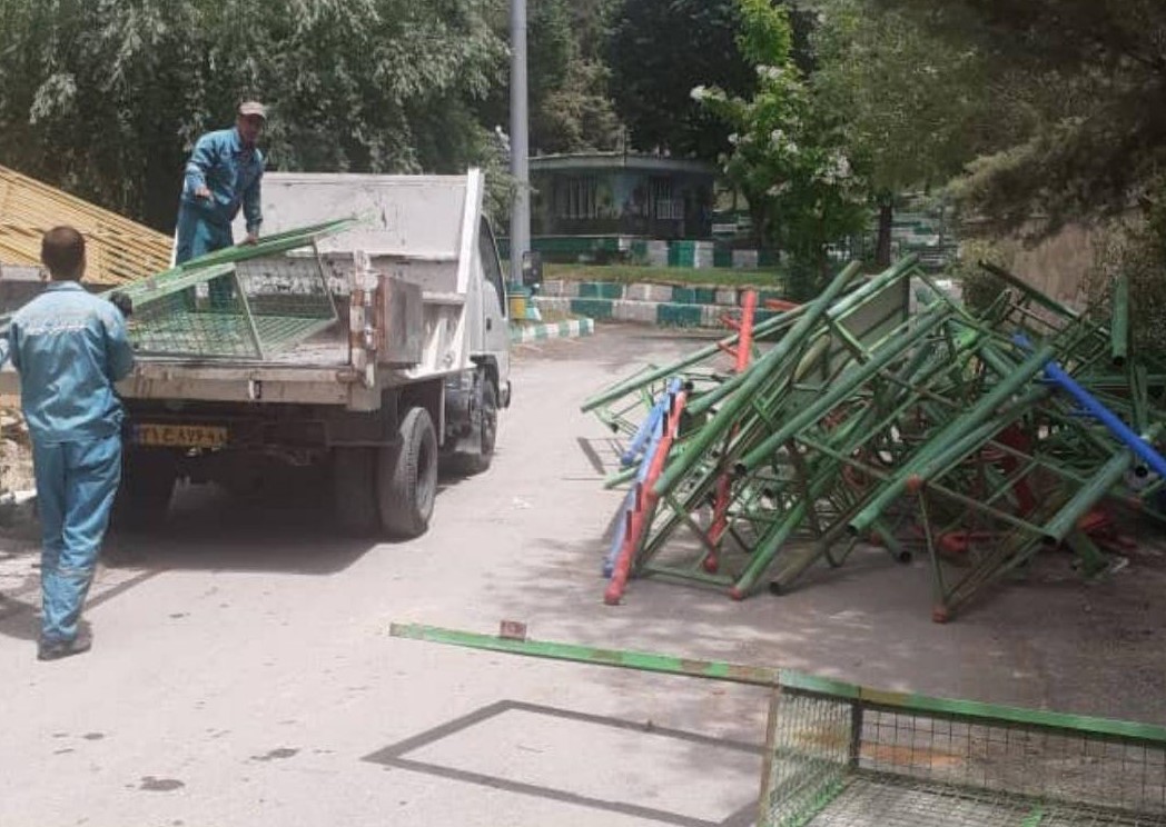 جمع آوری وسایل ورزشی فرسوده از سطح بوستان ملت
