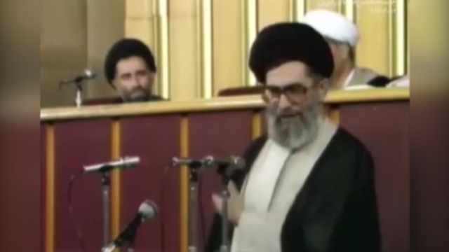 فیلمی دیده نشده از لحظات رأی‌گیری مجلس خبرگان برای انتخاب آیت‌الله خامنه‌ای به عنوان رهبر انقلاب