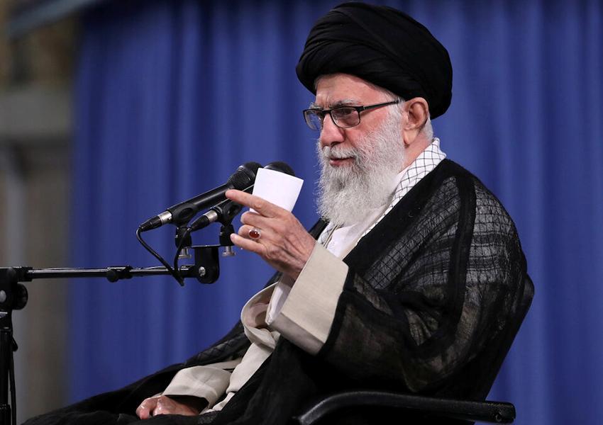 پوستری از سخنان رهبری درباره کشته شدن یک سیاه پوست به دست پلیس آمریکا