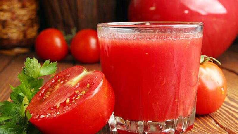 فواید آب گوجه &zwnj;فرنگی برای کاهش سایز کمر