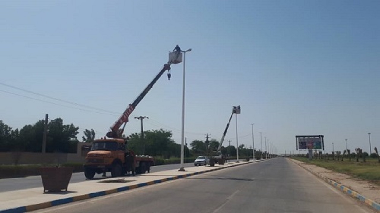 نصب چراغ‌های روشنایی در بلوار اصلی فرودگاه آبادان