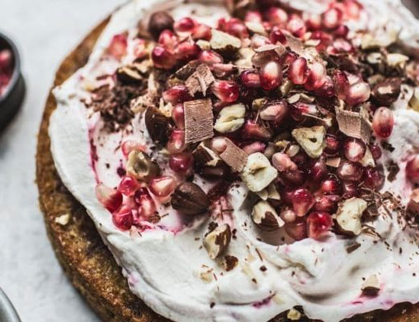 طرز تهیه کیک انار و فندق