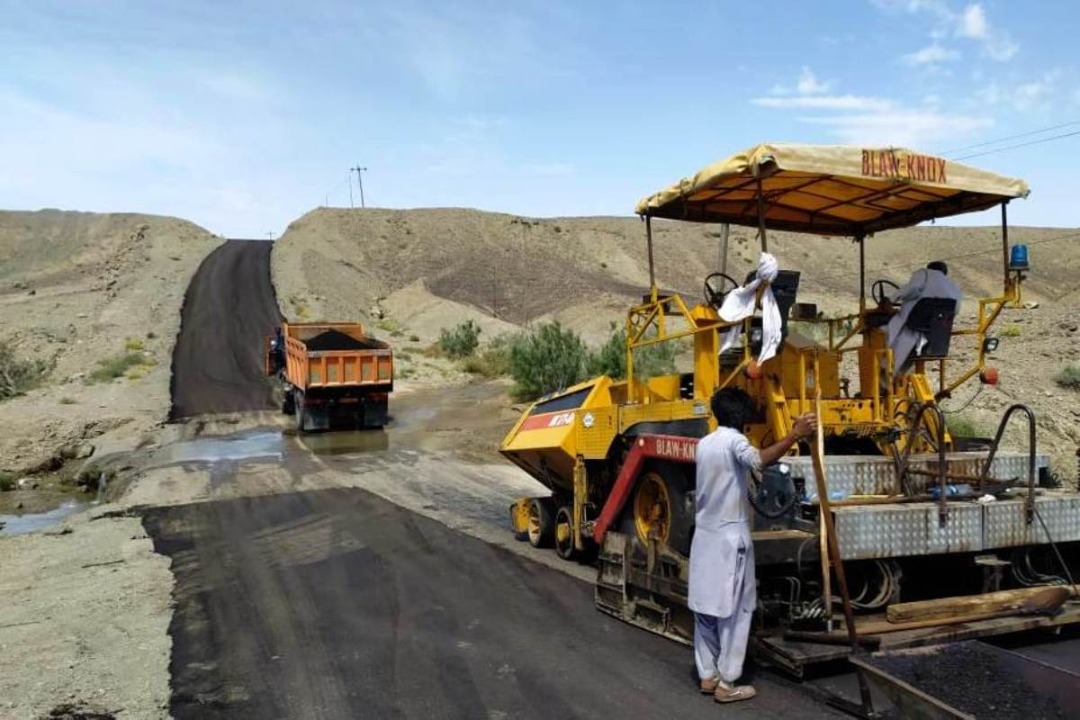بهسازی و ارتقای کیفی روکش آسفالت محورهای سیستان و بلوچستان+تصاویر