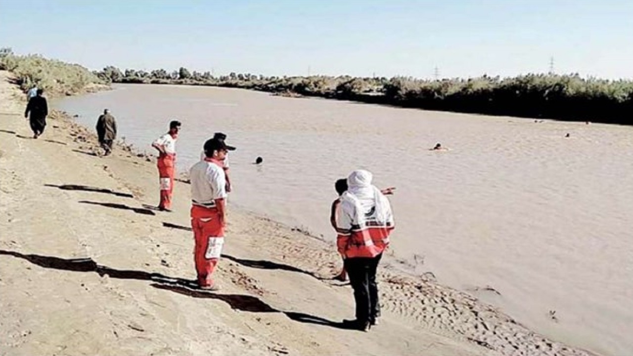 مادر فداکار سیستانی پس از نجات پسرش در رودخانه غرق شد