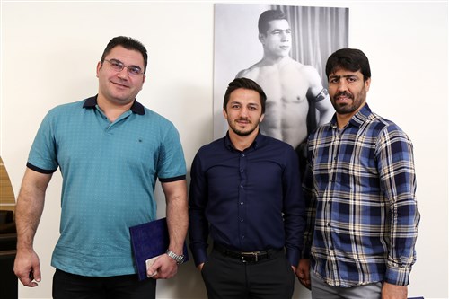 اهدای احکام سرمربیان تیم‌های ملی کشتی پایه توسط «حمید سوریان»