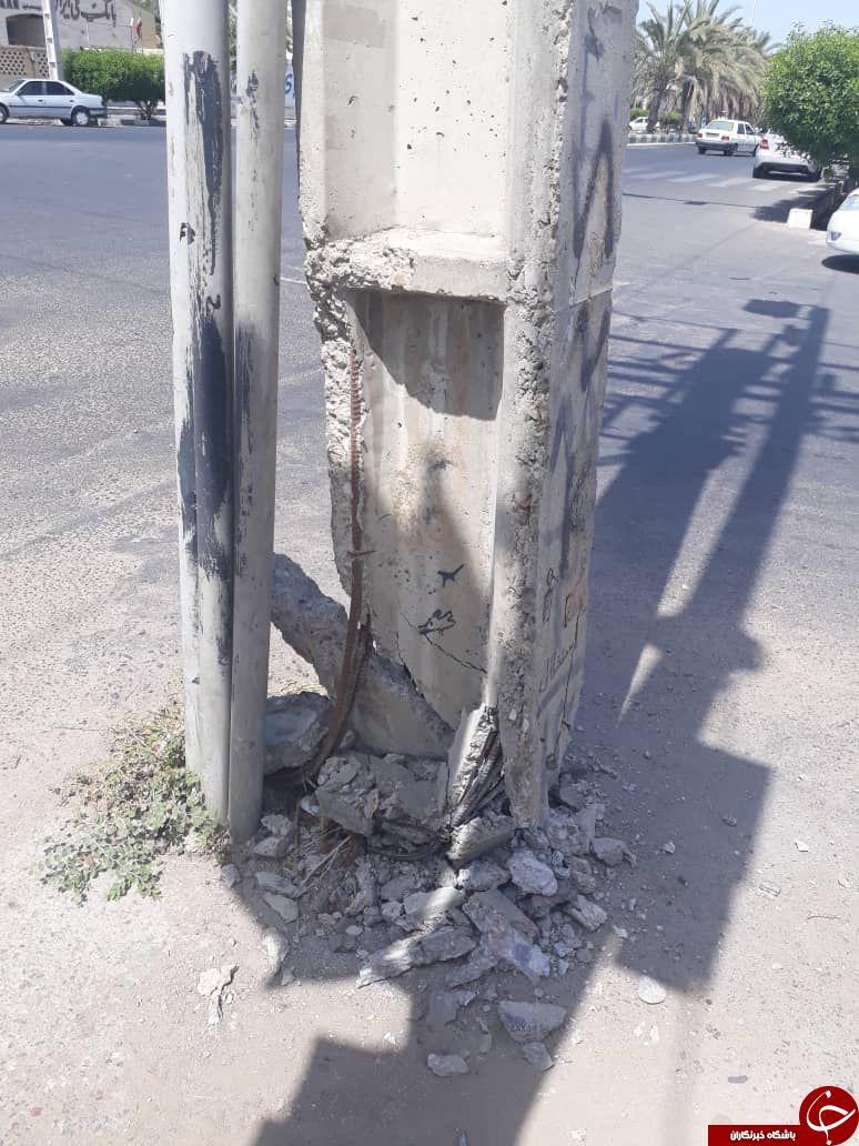 وضع خطرناک تیر برق در چهارراه یخسازی چابهار + تصاویر وضع خطرناک تیر برق در چهارراه یخسازی چابهار + تصاویر