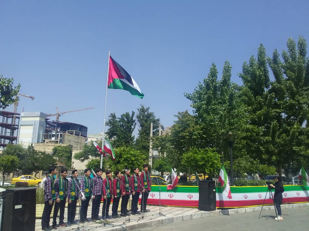 اجرای سرود حماسی در میدان قدس کرج/اهتزاز پرچم فلسطین در آسمان البرز