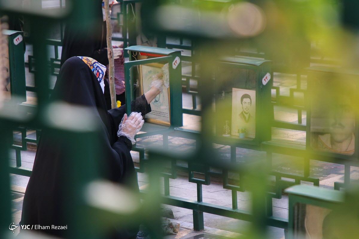 غبارروبی گلزار شهدای امام زاده علی اکبر چیذر در آستانه عید فطر
