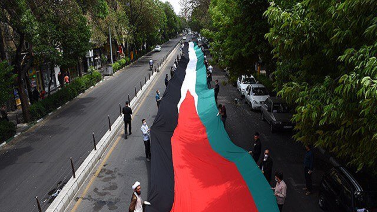 یکی از "بزرگترین پرچم‌های فلسطین" در تبریز به حرکت در آورده شد
