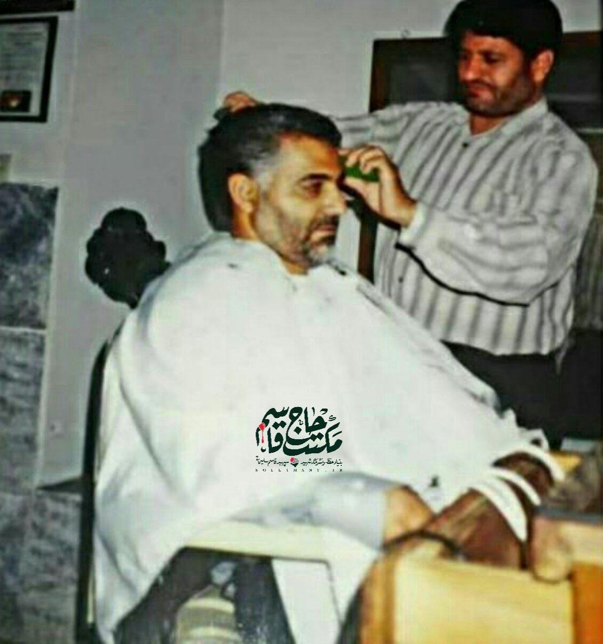 تصویری از سپهبد قاسم سلیمانی در آرایشگاه با دستانی بانداژ شده