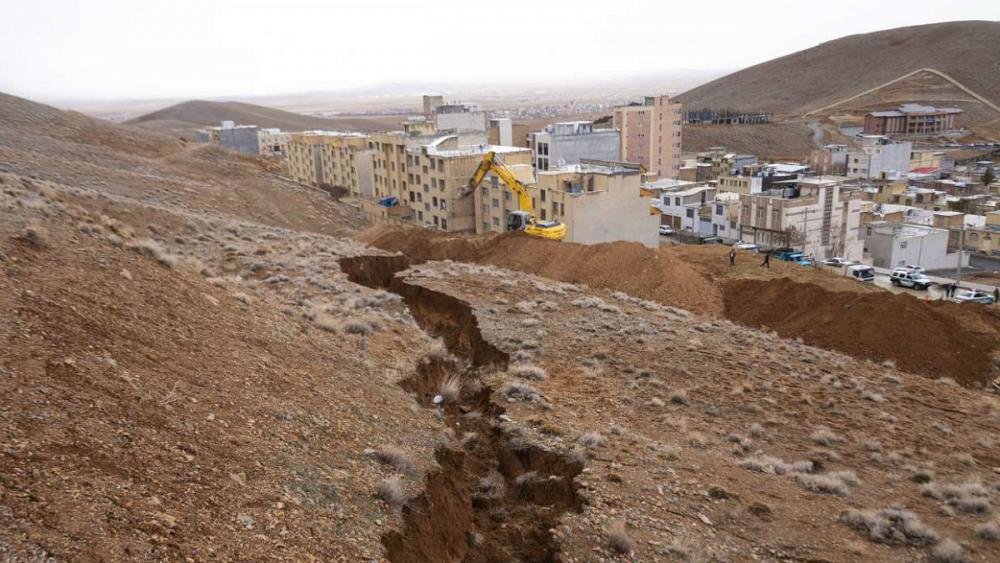 راه ورودی روستای حسین آباد کالپوش در دست اقدام است